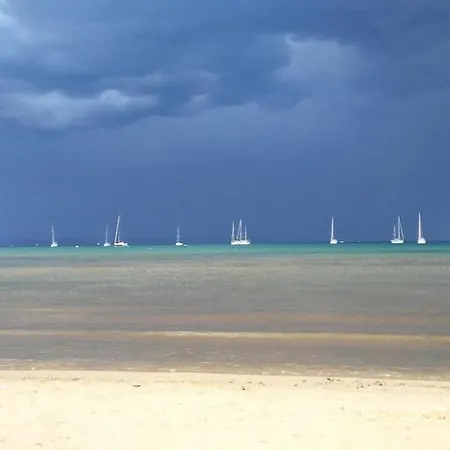 Vue Et Pieds Dans L'eau Lägenhet Hyères