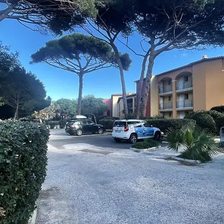 Vue Et Pieds Dans L'eau Hyères