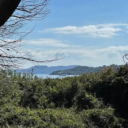 Vue Et Pieds Dans L'eau Йер
