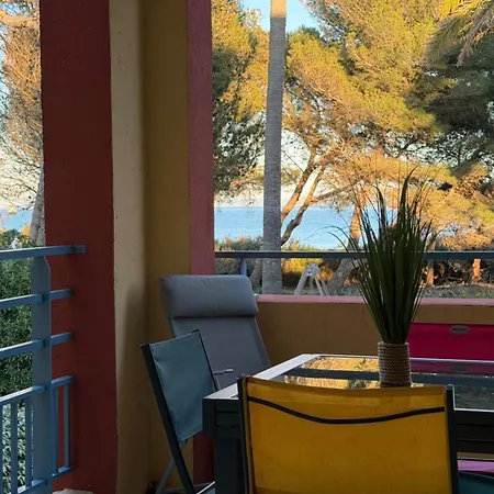 Vue Et Pieds Dans L'eau * Hyeres